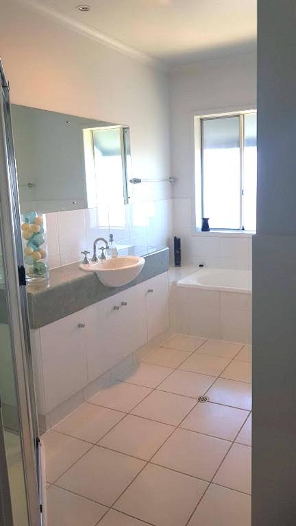 Island Waterfront Getaway WiFi - Accommodation Port Macquarie 4