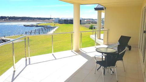 Island Waterfront Getaway WiFi - Accommodation Port Macquarie 5