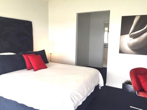 Island Waterfront Getaway WiFi - Accommodation Port Macquarie 3