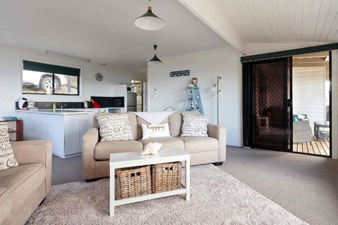 KINGFISHER COTTAGE Beachfront At The Binalong Bay - Accommodation Port Macquarie 6