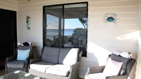 KINGFISHER COTTAGE Beachfront At The Binalong Bay - Accommodation Port Macquarie 2