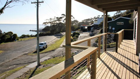 KINGFISHER COTTAGE Beachfront At The Binalong Bay - Accommodation Port Macquarie 4