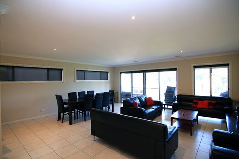 The Anchorage By The Lake - Accommodation Port Macquarie 5