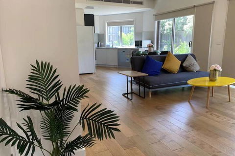 Delicate Bundoora Townhouse 10 - Accommodation Port Macquarie 4