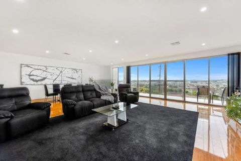 BENGALEE EXECUTIVE TOWNHOUSE MODERN & STYLISH - Accommodation Port Macquarie 6