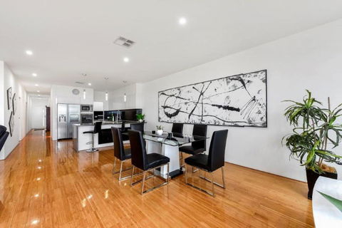 BENGALEE EXECUTIVE TOWNHOUSE MODERN & STYLISH - Accommodation Port Macquarie 3