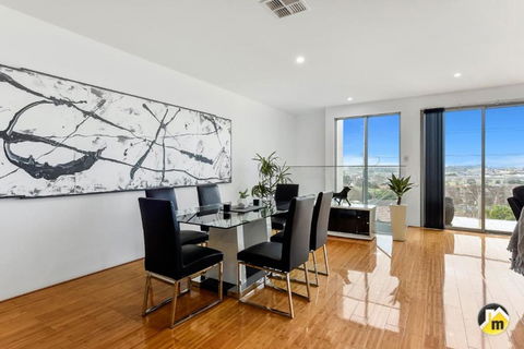 BENGALEE EXECUTIVE TOWNHOUSE MODERN & STYLISH - Accommodation Port Macquarie 4