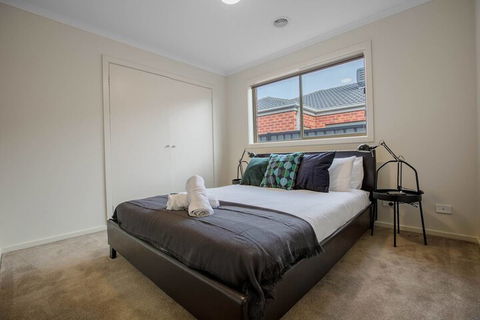 Spacious Lovely Home In Point Cook - Accommodation Port Macquarie 7