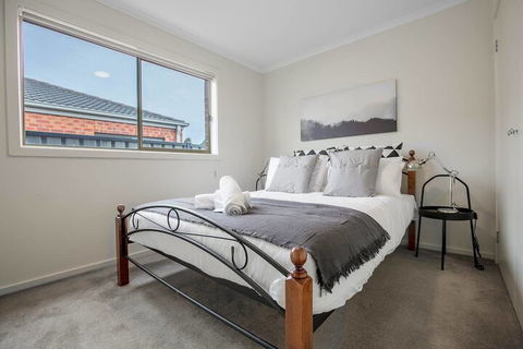 Spacious Lovely Home In Point Cook - Accommodation Port Macquarie 2