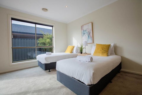 Spacious Lovely Home In Point Cook - Accommodation Port Macquarie 1