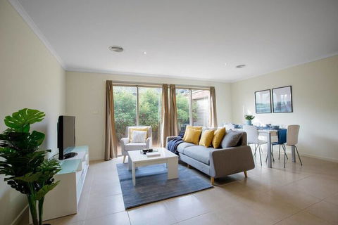 Spacious Lovely Home In Point Cook - Accommodation Port Macquarie 4
