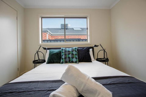 Spacious Lovely Home In Point Cook - Accommodation Port Macquarie 6