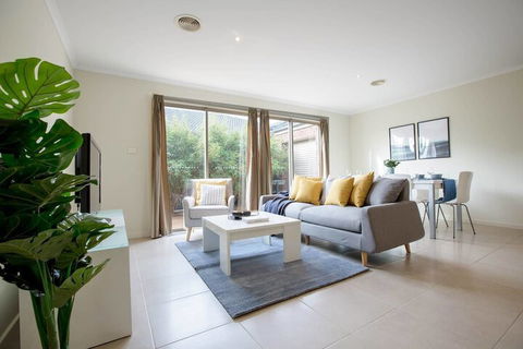 Spacious Lovely Home In Point Cook - Accommodation Port Macquarie 5
