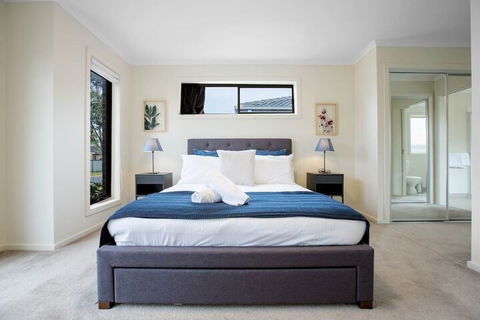 Spacious Lovely Home In Point Cook - Accommodation Port Macquarie 3