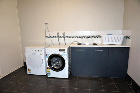 2 Trout Place 4 Bedroom Holiday Home For The Nautical Adventurers - Accommodation Port Macquarie 6