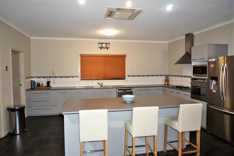 2 Trout Place 4 Bedroom Holiday Home For The Nautical Adventurers - Accommodation Port Macquarie 4