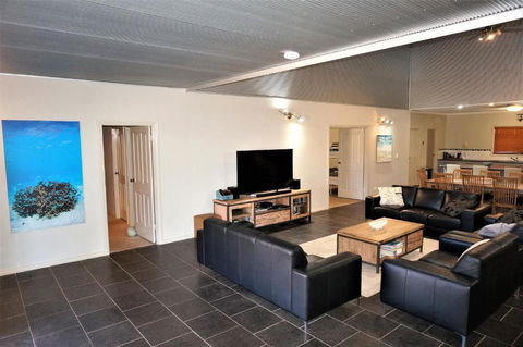2 Trout Place 4 Bedroom Holiday Home For The Nautical Adventurers - Accommodation Port Macquarie 5