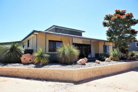 2 Trout Place 4 Bedroom Holiday Home For The Nautical Adventurers - Accommodation Port Macquarie 0