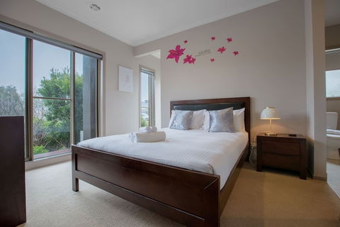 Gorgeous 4BR Home In Point Cook - Accommodation Port Macquarie 3