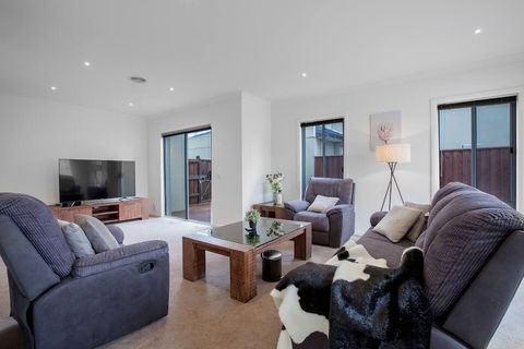 Superb Luxe 5BR House@point Cook Near Lake - Accommodation Port Macquarie 1