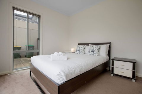 Superb Luxe 5BR House@point Cook Near Lake - Accommodation Port Macquarie 4