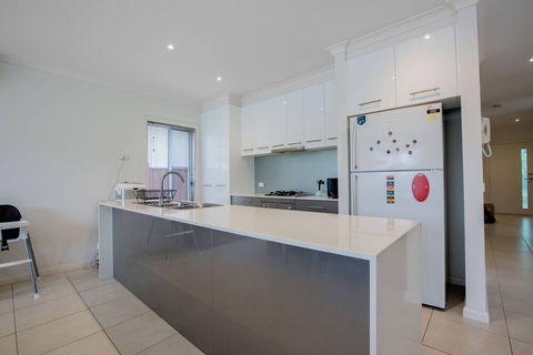Superb Luxe 5BR House@point Cook Near Lake - Accommodation Port Macquarie 2
