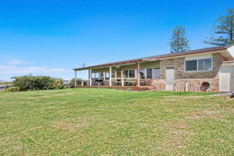 Amazing Aspects Perched Above Tilbury Cove - Accommodation Port Macquarie 7