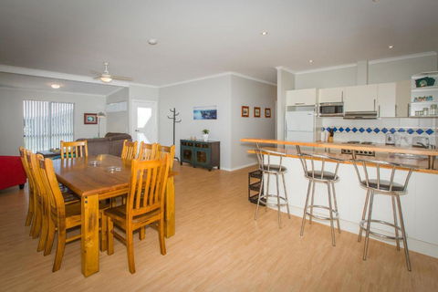 Desert Pea - Accommodation Port Macquarie 5