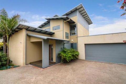 PIER 55 DROMANA... - Accommodation Port Macquarie 4