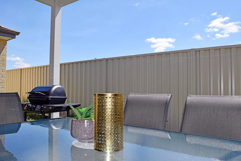 The Kingsley's Place Piara Waters - Accommodation Port Macquarie 1