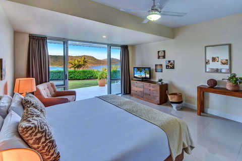 Bella Vista East 3 Luxury Ocean Views Large Flat Grassed Area + Buggy - Accommodation Port Macquarie 4