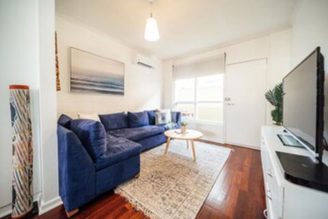 Urban Beach Shack Metres From The Beach & Cafes - Accommodation Port Macquarie 0