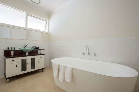 Spacious Comfortable Home In Wheelers Hill+pool - Accommodation Port Macquarie 2