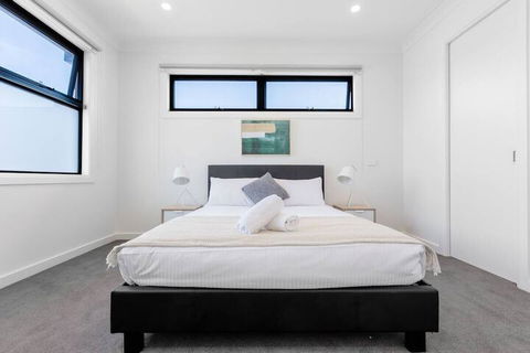 WoW Factor!luxe 4BR Townhouse@glen Waverley - Accommodation Port Macquarie 1