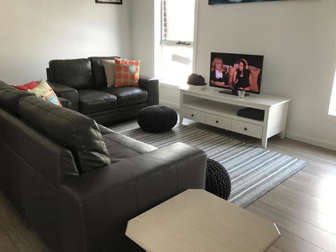 Discover Warilla Bright & Airy Townhouse Near The Beach & Lake - Accommodation Port Macquarie 6