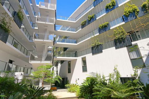 Large Modern 2 Bedroom Apartment Near Lake Claremont - Accommodation Port Macquarie 3