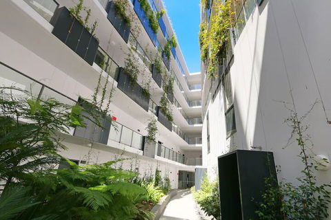 Large Modern 2 Bedroom Apartment Near Lake Claremont - Accommodation Port Macquarie 5
