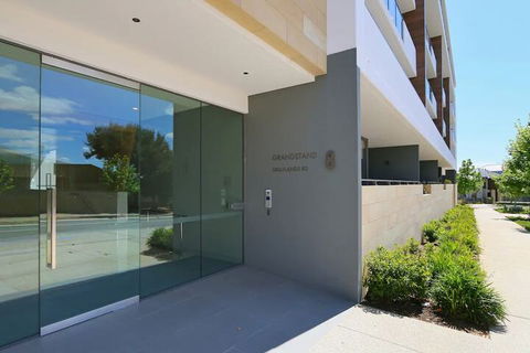 Large Modern 2 Bedroom Apartment Near Lake Claremont - Accommodation Port Macquarie 2