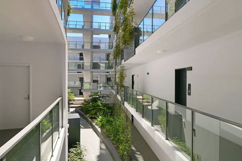 Large Modern 2 Bedroom Apartment Near Lake Claremont - Accommodation Port Macquarie 4