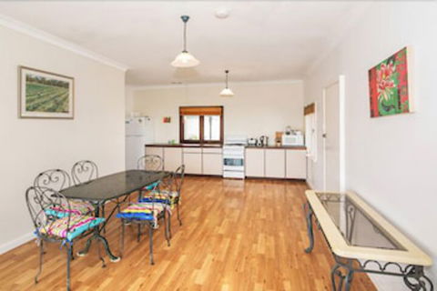 Storm Bay Cottage - Accommodation Port Macquarie 4