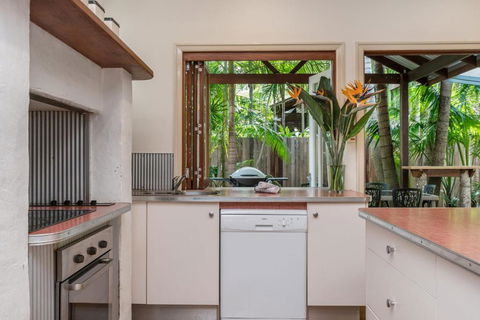 A SWEET ESCAPE Byron Surf Cottage Walk To Byron - Accommodation Port Macquarie 1