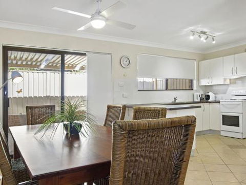 DAVIES STREET MOLLYMOOK 4 / 14 - Accommodation Port Macquarie 2