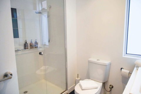 Trendy Modern 2BD Apartment Close To Beach & City - Accommodation Port Macquarie 5