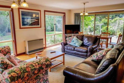GUMS & ROSES Family Home In The Heart Of Town. - Accommodation Port Macquarie 4