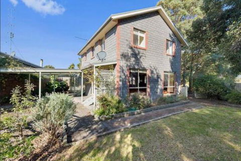 GUMS & ROSES Family Home In The Heart Of Town. - Accommodation Port Macquarie 6