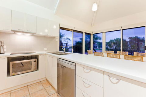 Osprey Holiday Village Unit 105 Tranquil 3 Bedroom Holiday Villa With A Pool In The Complex - Accommodation Port Macquarie 2