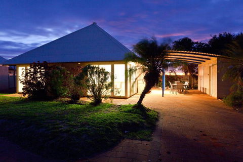 Osprey Holiday Village Unit 105 Tranquil 3 Bedroom Holiday Villa With A Pool In The Complex - Accommodation Port Macquarie 3