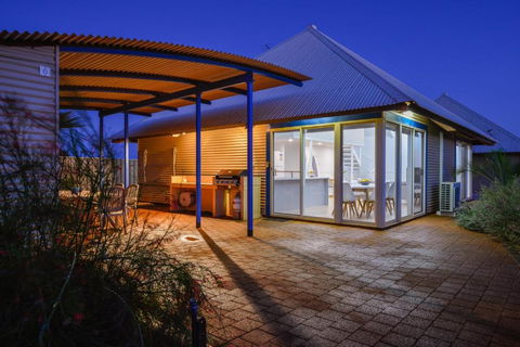 Osprey Holiday Village Unit 106 Trendy 3 Bedroom Holiday Villa With A Pool In The Complex - Accommodation Port Macquarie 2