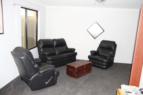 Warnbro Beach Family Accommodation - Accommodation Port Macquarie 5