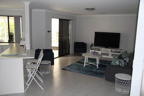 Warnbro Beach Family Accommodation - Accommodation Port Macquarie 1